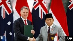 Menteri Pertahanan Indonesia/presiden terpilih Prabowo Subianto (kanan) dan Wakil Perdana Menteri/Menteri Pertahanan Australia Richard Marles seusai penandatanganan DCAAustralia-Indonesia di Akademi Militer di Magelang, 29 Agustus 2024. (DEVI RAHMAN / AFP)
