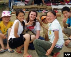 震后幸存的孩子和救援人员在一起