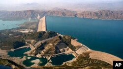 Bendungan terbesar Pakistan diamati dari sebuah helikopter di Tarbela, Pakistan. Pakistan yang kekurangan uang harus mengejar energi bersih daripada mengandalkan batu bara, nuklir, dan tenaga air, 18 November 2005. (Foto: AP)