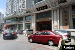 지난 6월 단둥의 북한 식당인 '류경식당' 입구. 대북제재로 문을 닫았다가 올해 영업을 재개했다.