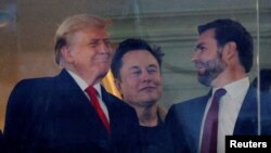 Novoizabrani predsednik SAD Donald Tramp, direktor Tesle i SpejsEksa-a, Ilon Mask i novoizabrani potpredsednik Džej Di Vens na fudbalskoj utakmici vojske i mornarice u Landoveru, Merilend, 14. decembar, 2024. (Foto: REUTERS/Brian Snyder)
