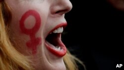 Ilustracija - žene protiv nasilja (AP Photo/Gregorio Borgia)