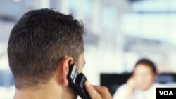 Menurut sebuah temuan baru, ponsel menstimulasi otak tapi belum jelas apakah ini berdampak buruk.