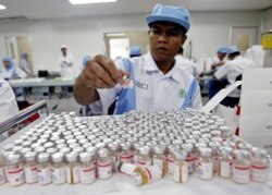 Seorang pekerja di pabrik Bio Farma di Bandung, Jawa Barat, 13 Mei 2005. (Foto: Reuters/arsip)