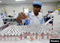 Seorang pekerja sedang menyiapkan ampul vaksin polio di pabrik Bio Farma di Bandung, Jawa Barat, 13 Mei 2005. (Foto: Reuters/arsip)