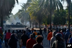 Para mahasiswa yang berunjuk rasa bentrok di Kendari, Sulawesi Tenggara, 26 September 2019. (Foto: AP)