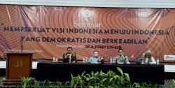 Prof Masdar Hilmi, Prof Hotman Siahaan dan Prof Ahman Erani berbicara perihal radikalisme yang mengancam kehidupan berbangsa Indonesia, dalam sebuah diskusi di Surabaya. (Foto:VOA/ Petrus Riski).