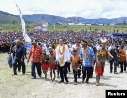 Presiden Joko Widodo saat mengunjungi kabupaten Arfak di Papua Barat, 27 Oktober 2019. (Foto: Antara via Reuters)