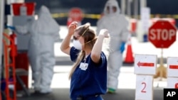 资料照片:南卡医科大学的一位工作人员调整口罩。(2020年3月13日)