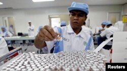 Seorang pekerja sedang menyiapkan ampul vaksin polio di pabrik Bio Farma di Bandung, Jawa Barat, 13 Mei 2005. (Foto: Reuters/arsip)