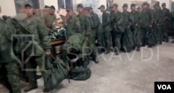 2024년 10월 18일 우크라이나군 산하 전략소통센터 및 정보보안센터(SPRAVDI)가 러시아 세르기옙스키 훈련장에서 북한 인력으로 보이는 인원들이 보급품을 받는 영상을 게재했다. (출처: X@StratcomCentre)