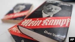 慕尼黑的当代历史研究所展出的希特勒《我的奋斗》的几个版本（2015年12月11日）