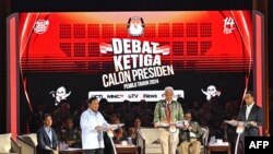 Kandidat presiden Indonesia dari kiri: Prabowo Subianto, Ganjar Pranowo, dan Anies Baswedan saat tampil dalam debat presiden ketiga pemilu 2024 di Jakarta, Minggu 7 Januari 2024.
