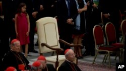 Muchos tomaron la ausencia de Francisco como otro gesto de austeridad. 