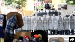 委内瑞拉反政府示威者7月26日在加拉加斯跟国民警卫队对峙。7月26日是全国总罢工的第一天。