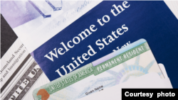 Foto ilustrasi yang menunjukkan sejumlah dokumen imigrasi AS. (Foto: USCIS)