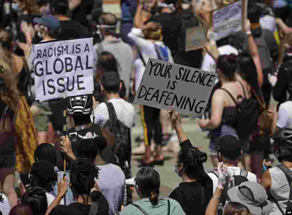 មនុស្ស​មួយចំនួន​ប្រមូលផ្ដុំ​គ្នា នៅ​ទីលាន Trafalgar Square នៅ​កណ្តាល​ទីក្រុង​ឡុងដ៍​នៅ​ថ្ងៃអាទិត្យទី ៣១ ខែឧសភាឆ្នាំ ២០២០ ដើម្បី​ជា​ការ​តវ៉ា​ប្រឆាំង​នឹង​ការសម្លាប់​លោក George Floyd ដែល​ត្រូវបាន​សម្លាប់​ដោយ​ប៉ូលិស​នៅ​រដ្ឋ​មីនីសូតា ដែល​បណ្តាល​ឲ្យ​មាន​ការតវ៉ា​នៅ​ទូទាំង​សហរដ្ឋ​អាមេរិក។ (AP) 