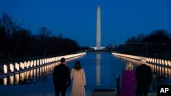 Presiden terpilih Joe Biden dan istrinya Jill Biden bersama Wakil Presiden terpilih Kamala Harris dan suaminya Doug Emhoff dalam acara peringatan untuk warga AS yang meninggal akibat pandemi COVID-19 di Lincoln Memorial Reflecting Pool, di Washington, D.C., 19 Januari 2021.
