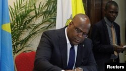 Félix Tshisekedi azali kotiaya linzaka na boyakani esalamaki na nzela ya baepiskopo ya Catholiko na Kinshasa, 31 décembre 2016.