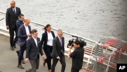 Menteri Luar Negeri Ukraina Dmytro Kuleba (tengah) dikelilingi oleh staf dan petugas keamanan ketika berjalan di Berlin setelah menghadiri sebuah pertemuan pada 12 Mei 2022. (Foto: AP/Markus Schreiber)