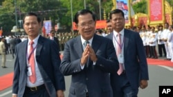 FILE: Cambodian Prime Minister Hun Sen, center, greets his government officers during the country's 66th Independence Day from France, at the Independence Monument in Phnom Penh, Cambodia, Saturday, Nov. 9, 2019. (AP)