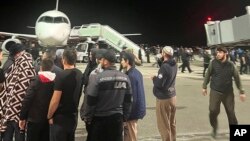 Warga Dagestan pro-Palestina yang meneriakkan slogan-slogan antisemit tampak menyerbu bandara di Makhachkala, Republik Dagestan, Rusia, Senin 30 Oktober 2023.