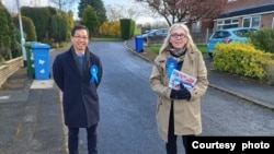 북한 꽃제비 출신으로 다음달 실시될 영국 지방선거에서 덴턴 사우스 지역구의 보수당 후보로 출마한 티모시 조 씨(왼쪽)가 선커 캠페인 지지자들과 함께 지역구 유세에 나섰다. 사진=티모시 조.