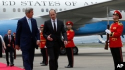 美国国务卿克里（左）7月6日抵达格鲁吉亚。