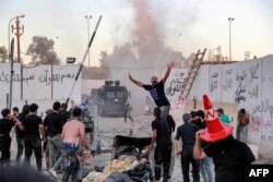 伊拉克警察试图驱散在瑞典驻巴格达大使馆外的抗议者。（2023年7月20日）