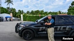 一名警察在佛罗里达州前总统特朗普的海湖庄园周围执勤,此前特朗普在棕榈滩的高尔夫球场遭遇未遂暗杀。(2024年9月16日)