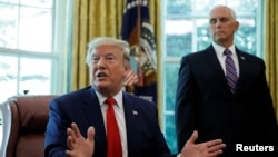 美国总统特朗普2019年6月24日在白宫椭圆形办公室里讲话。