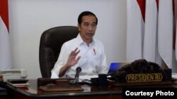 Presiden Jokowi ketika menandatangani Keppres yang menyatakan pandemi virus corona sebagai bencana nasional Senin sore, 13 April 2020. ( Courtesy : Septpres RI.)
