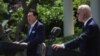 Presiden AS Joe Biden tampak mendengarkan Presiden Korea Selatan Yoon Suk Yeol berbicara dalam konferensi pers bersama di Gedung Putih, Washington, pada 26 April 2023. (Foto: Reuters/Leah Millis)