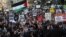 Demonstran memegang plakat selama protes menyusul penangkapan oleh agen imigrasi AS terhadap aktivis mahasiswa pro-Palestina Mahmoud Khalil di Universitas Columbia, di Foley Square di New York City, 10 Maret 2025.