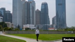 一名白领走在香港金融区街道上。（2020年3月27日）