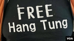 有香港市民身穿印上“释放邹幸彤”的T恤到法庭旁听，进入法庭时以外套遮盖。 (美国之音照片)