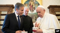 2021年6月28日，教宗方济各同来访的美国国务卿布林肯交谈并互赠礼物。（美联社照片）