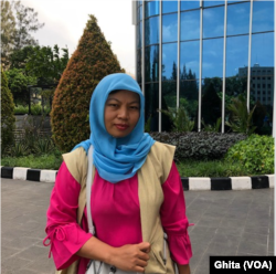 Baiq Nuril Maknun, setelah melakukan wawancara dengan VOA di Jakarta, Kamis, 22 November 2018. (Foto: VOA/Ghita).