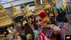 2015年1月14日，一名泰国舞者在游行中