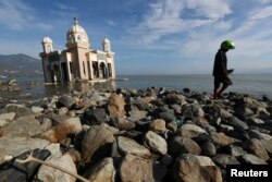 Salah satu masjid yang rusak akibat gempa dan tsunami di Palu.
