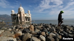 Salah satu masjid yang rusak akibat gempa dan tsunami di Palu.