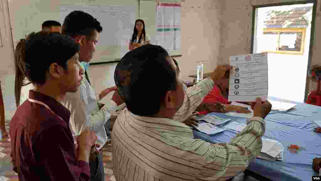 ក្រុម​មន្ត្រី​រៀបចំ​ការ​បោះឆ្នោត បាន​ប្រមូល និង​រាប់​សន្លឹក​ឆ្នោត នៅ​ការិយាល័យ​បោះឆ្នោតក្នុង​សាលា​បឋមសិក្សា​ស្លាកែត នៅ​ថ្ងៃ​ទី៤ ខែ​មិថុនា ឆ្នាំ២០១៧។ (អ៊ិត សូធឿត/VOA)