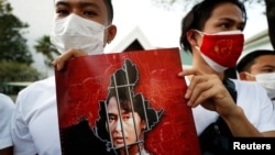 缅甸民众手举昂山素季画像聚集在泰国曼谷的联合国机构前。（2021年2月2日）