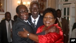 VaRobert Mugabe, Amai Joyce Mujuru namuchakabvu Joseph Msika,State House, Harare, Oct. 2008 file photo.