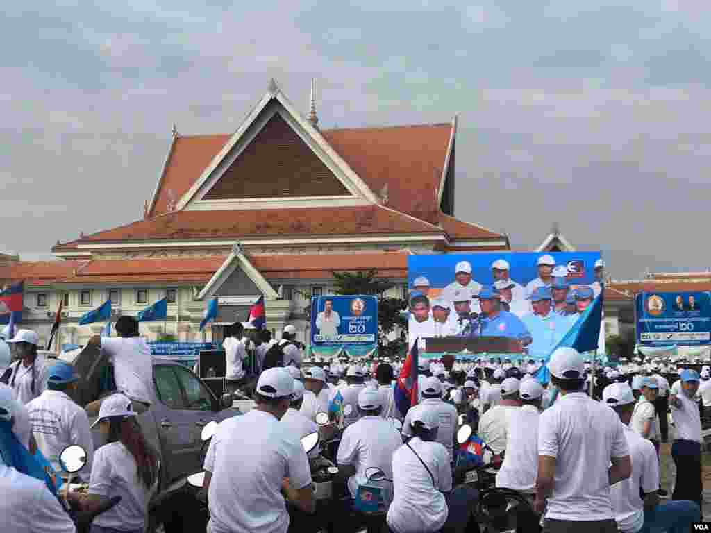 សកម្មភាព​នៃ​ការដង្ហែក្បួន​ឃោសនា​នៅ​ថ្ងៃទី ២៧ ខែកក្កដា ឆ្នាំ២០១៨​របស់​គណបក្ស​ប្រជាជន​កម្ពុជា​នៅ​តាម​ដង​ផ្លូវ​នានា​ក្នុង​ក្រុង​សៀមរាប ខេត្តសៀមរាប។ (ធីតា វីន/VOA)