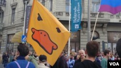 Žuta patkica, neformalni simbol Inicijative "Ne davimo Beograd", tokom jednog od protesnih skupova zbog nelegalnog rušenja objekata u Hercegovačkoj ulici u beogradskoj Savamali, u Beogradu, 24. aprila 2019. (Foto: Veljko Popović).