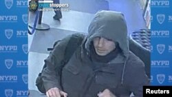 Fotografija osumnjičenog za ubistvo na nadzorne kamere, koju je objavila policija u Njujorku (NYPD/Handout via REUTERS)