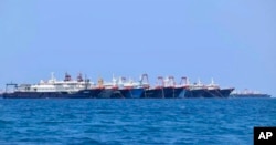 大批中国船只停泊在南中国海有争议的惠特森礁 (中国称牛轭礁，菲律宾称朱利安·费利佩礁）（Whitsun Reef）。（2021年3月7日）