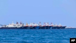 大批中国船只停泊在南中国海有争议的惠特森礁 (中国称牛轭礁，菲律宾称朱利安·费利佩礁）（Whitsun Reef）。（2021年3月7日）