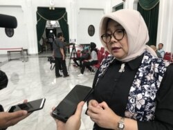 Direktur RS Hasan Sadikin dr. Nina Susana melaporkan sejumlah warga mulai datang memeriksakan diri. (Foto: VOA/Rio Tuasikal)